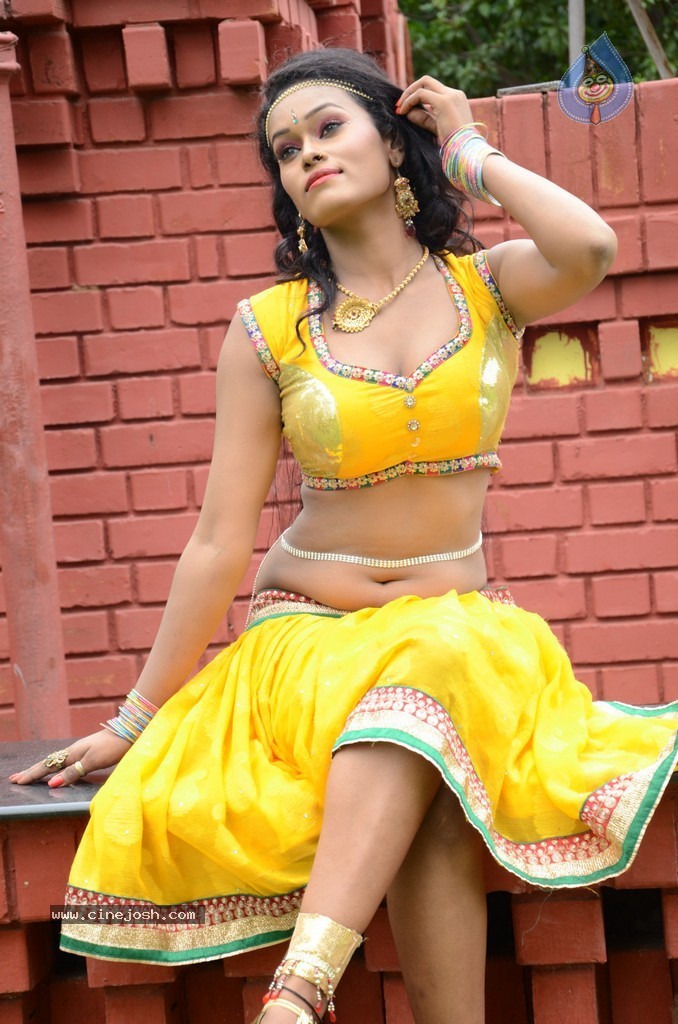Actress Nisha Hot Stills - 42 / 86 photos