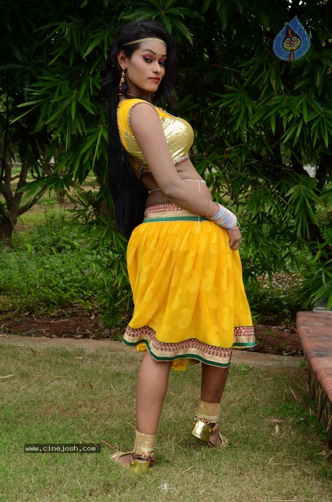 Actress Nisha Hot Stills - 46 / 86 photos
