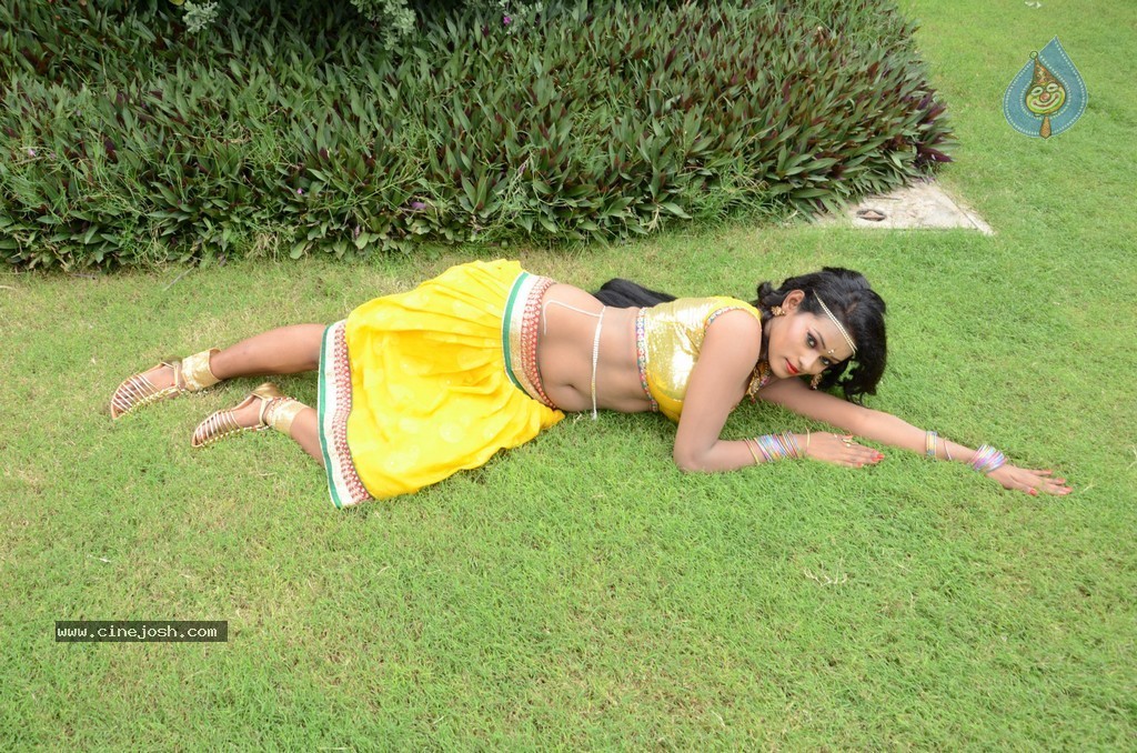 Actress Nisha Hot Stills - 53 / 86 photos