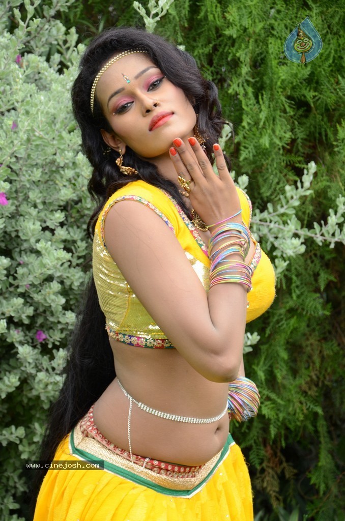 Actress Nisha Hot Stills - 63 / 86 photos