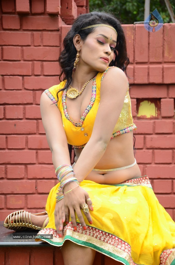 Actress Nisha Hot Stills - 64 / 86 photos