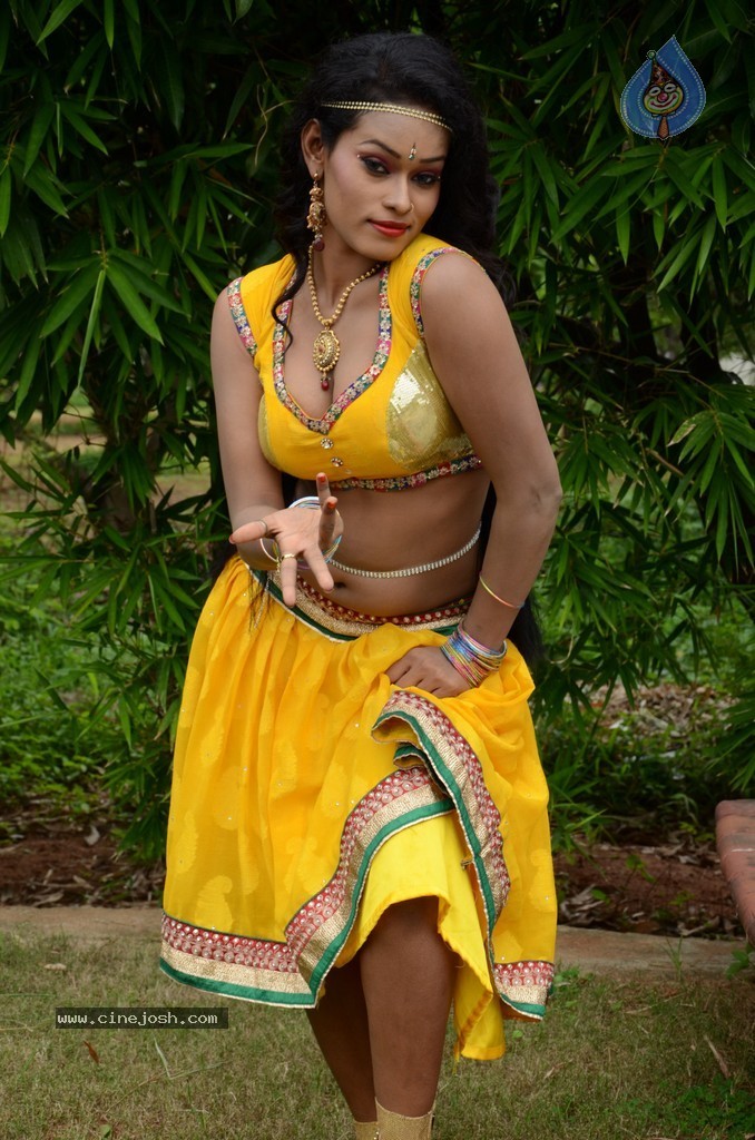 Actress Nisha Hot Stills - 66 / 86 photos