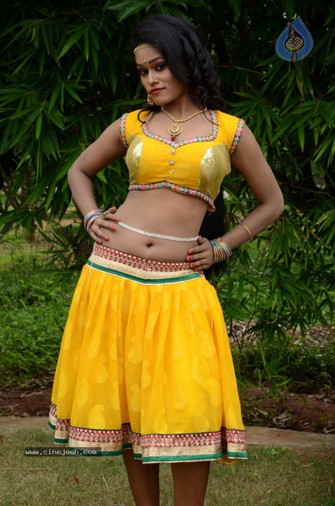 Actress Nisha Hot Stills - 67 / 86 photos