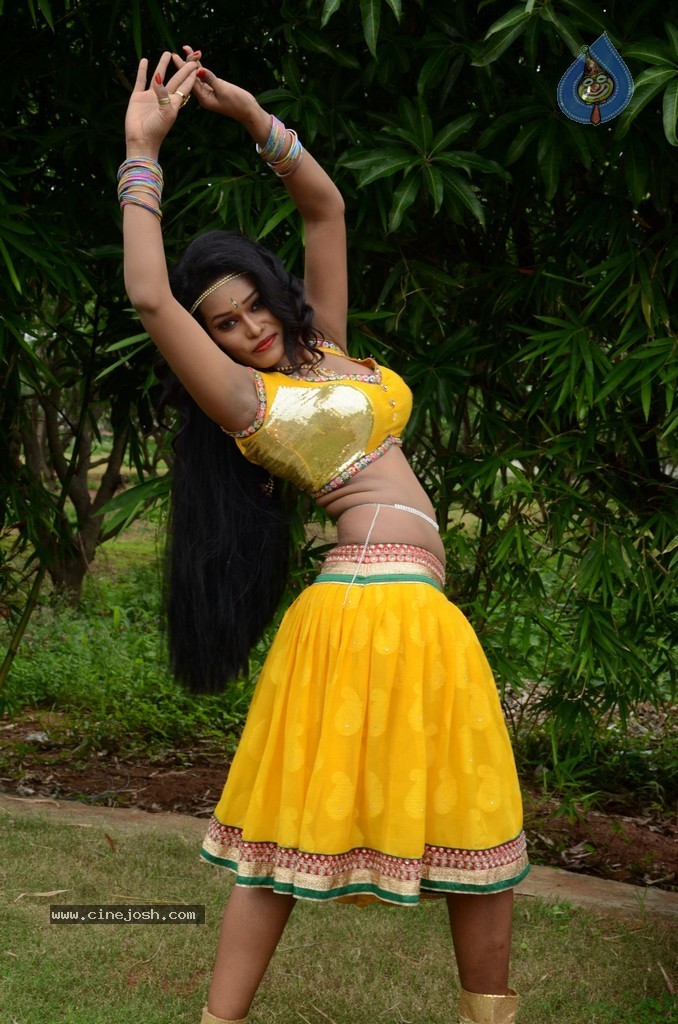 Actress Nisha Hot Stills - 70 / 86 photos