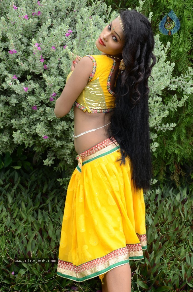 Actress Nisha Hot Stills - 72 / 86 photos