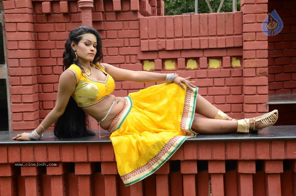 Actress Nisha Hot Stills - 73 / 86 photos