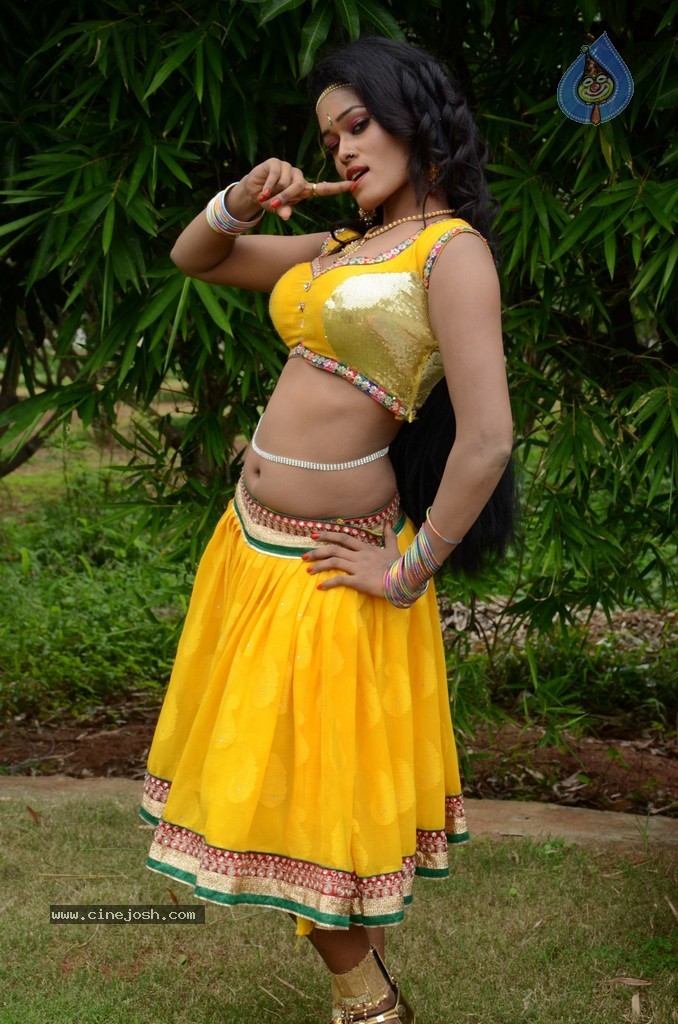 Actress Nisha Hot Stills - 75 / 86 photos