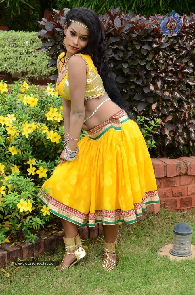 Actress Nisha Hot Stills - 78 / 86 photos