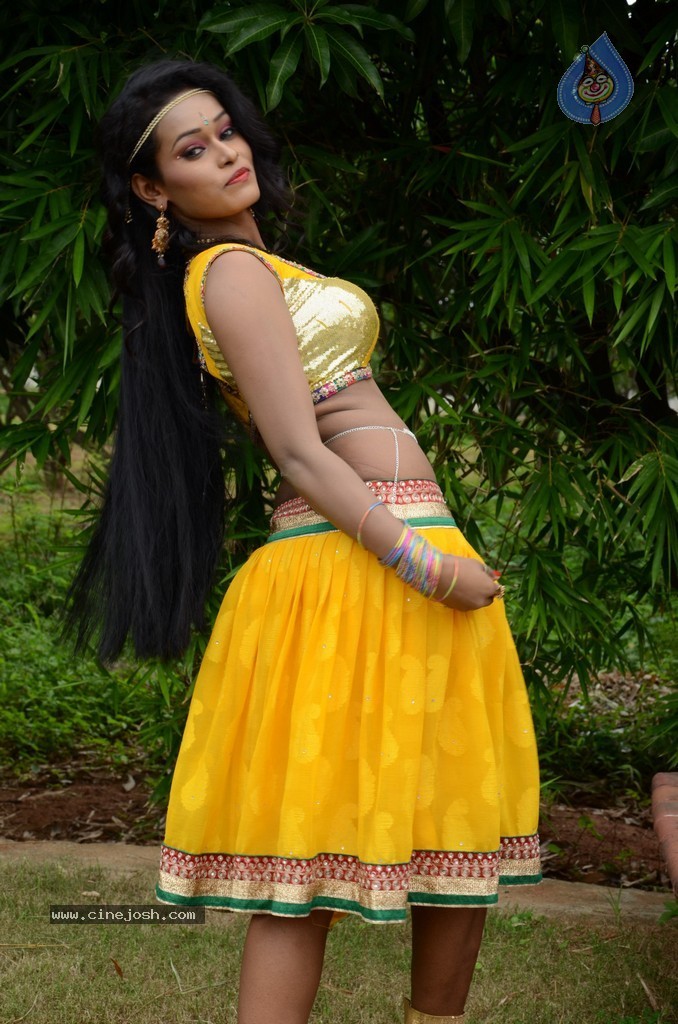 Actress Nisha Hot Stills - 79 / 86 photos