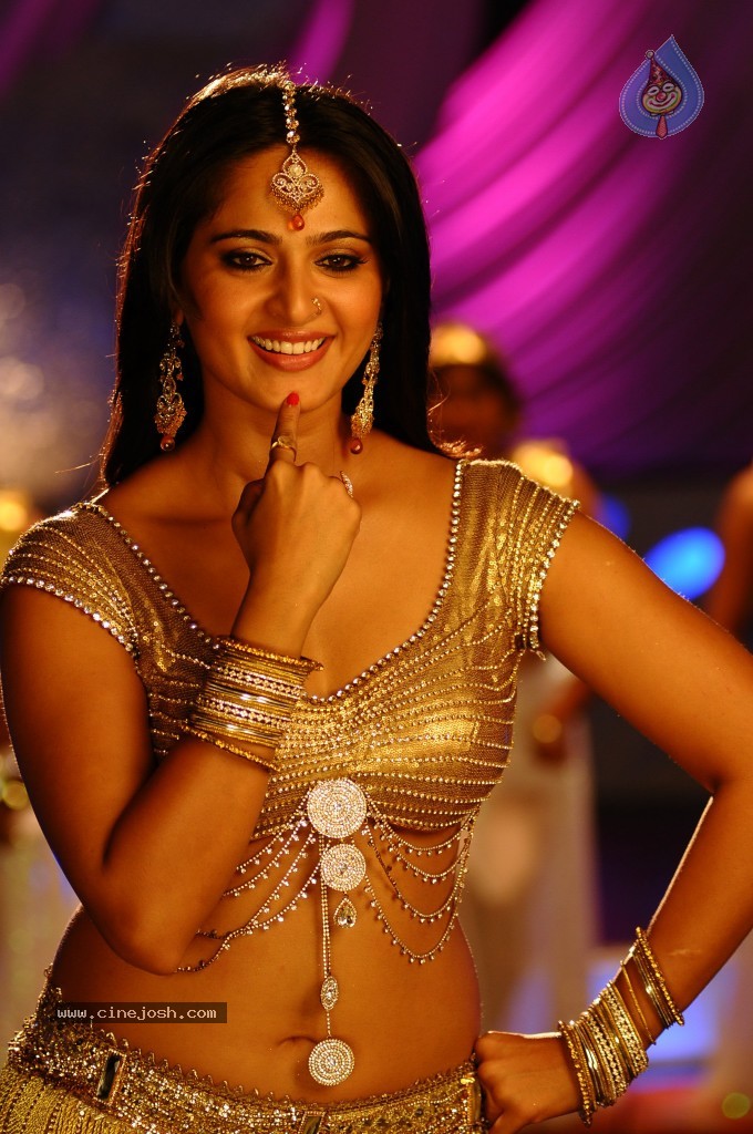 Anushka Hot Gallery - 8 / 74 photos