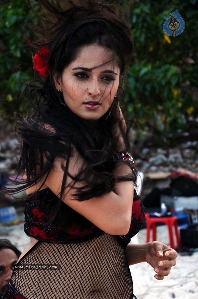 Anushka Hot Gallery - 41 / 74 photos