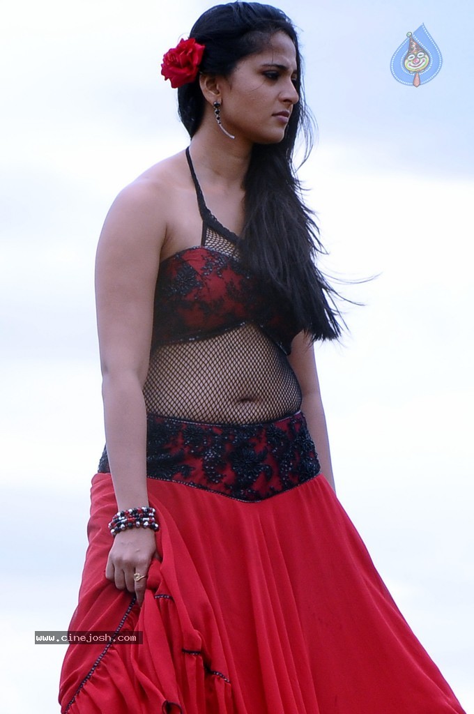 Anushka Hot Gallery - 52 / 74 photos