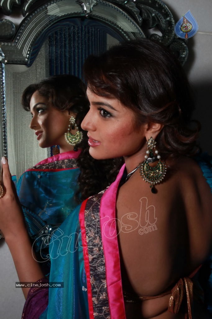 Asmitha Sood Hot Photos - 14 / 32 photos