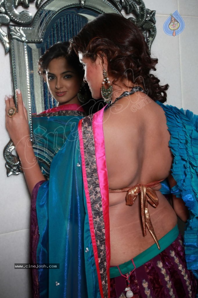 Asmitha Sood Hot Photos - 18 / 32 photos