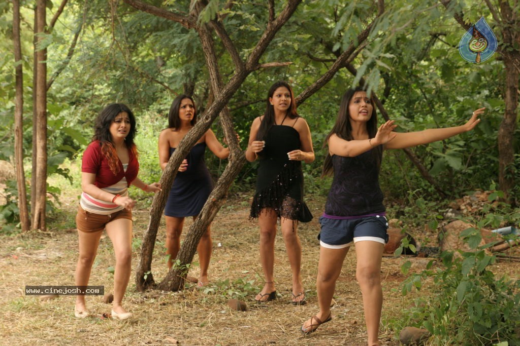 Bhaja Bhajantrilu Movie Hot Stills - 8 / 46 photos