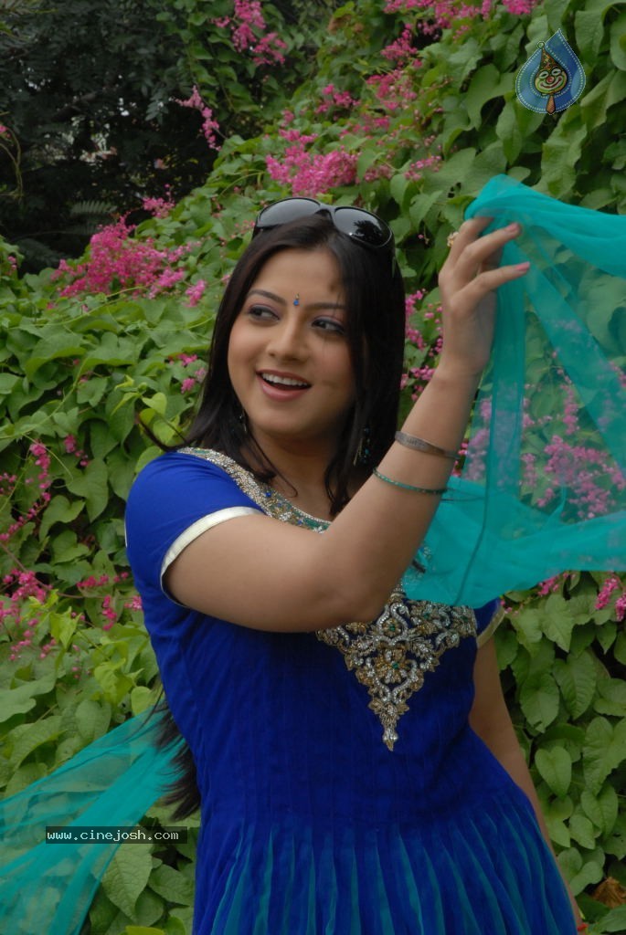 Bhaja Bhajantrilu Movie Hot Stills - 42 / 46 photos