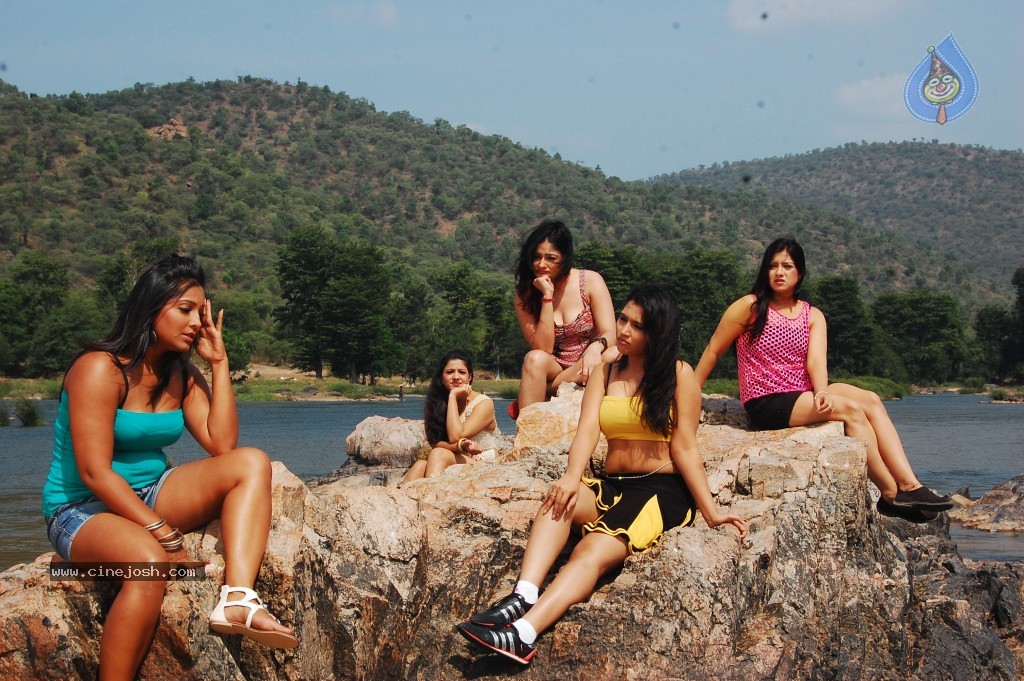 Bhaja Bhajantrilu Movie New Hot Stills - 117 / 181 photos