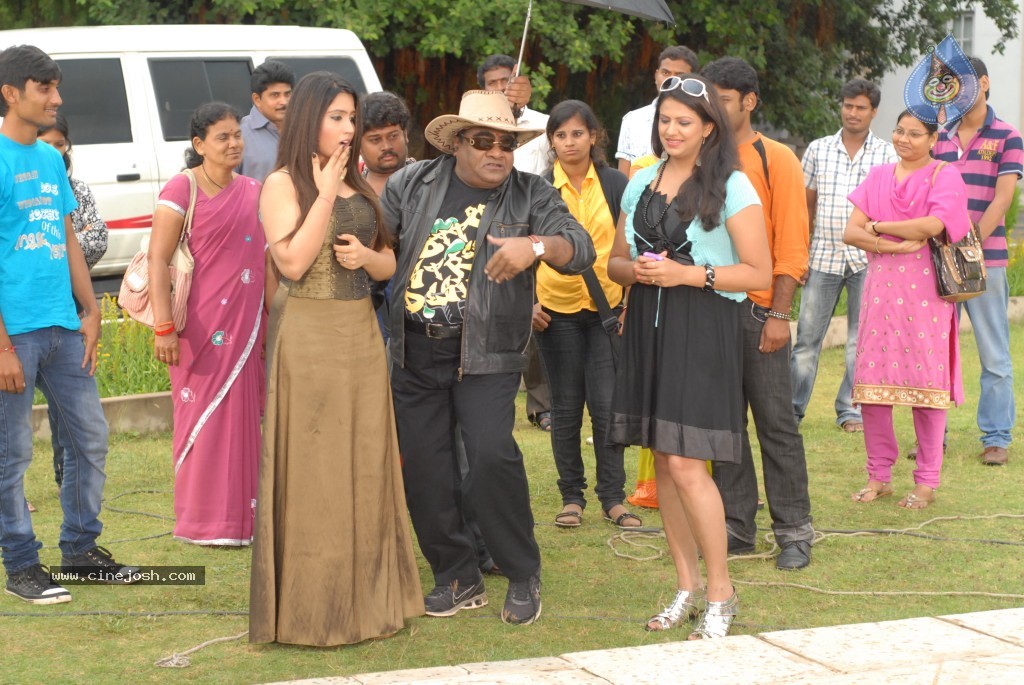 Bhaja Bhajantrilu Movie New Hot Stills - 121 / 181 photos