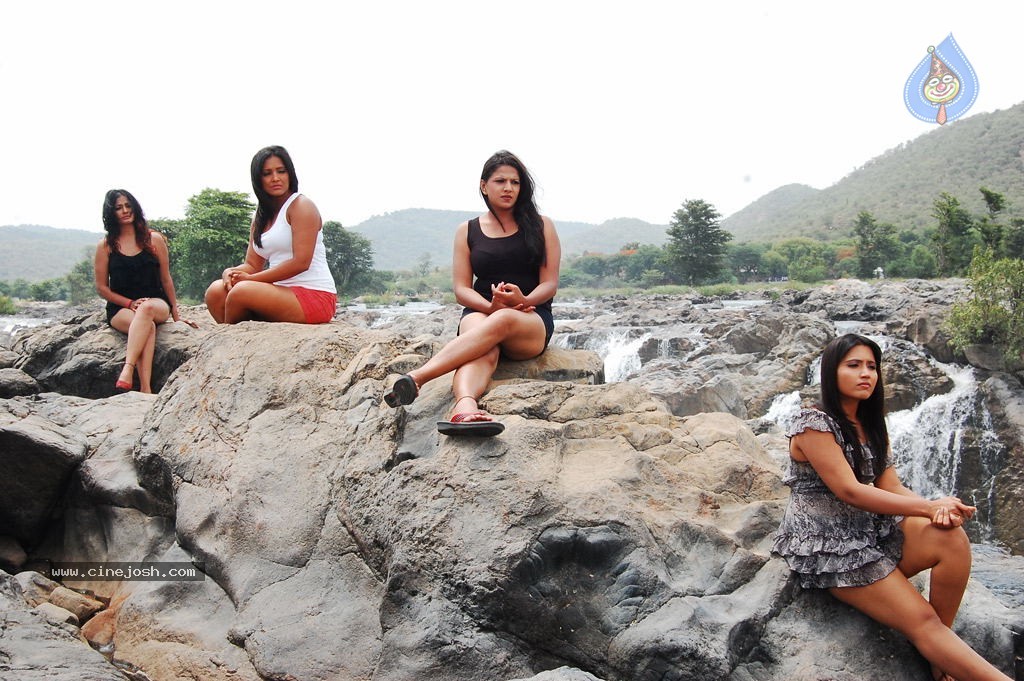 Bhaja Bhajantrilu Movie Spicy Stills - 9 / 52 photos