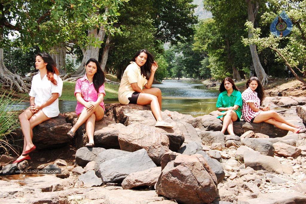 Bhaja Bhajantrilu Movie Spicy Stills - 16 / 52 photos