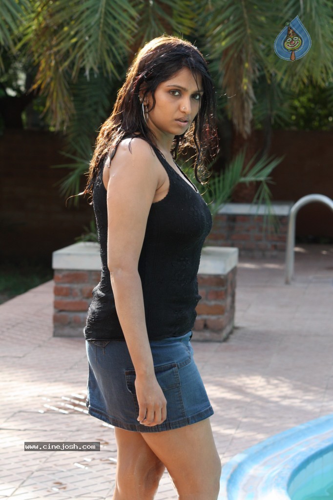 Bhuvaneswari New Spicy Stills - 9 / 49 photos