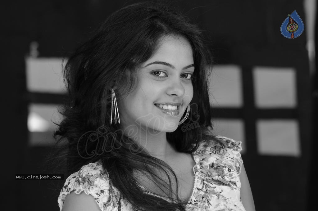Bindu Madhavi Hot Gallery - 20 / 59 photos