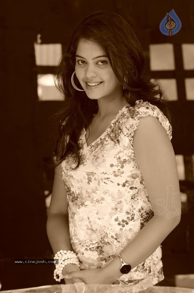 Bindu Madhavi Hot Gallery - 44 / 59 photos