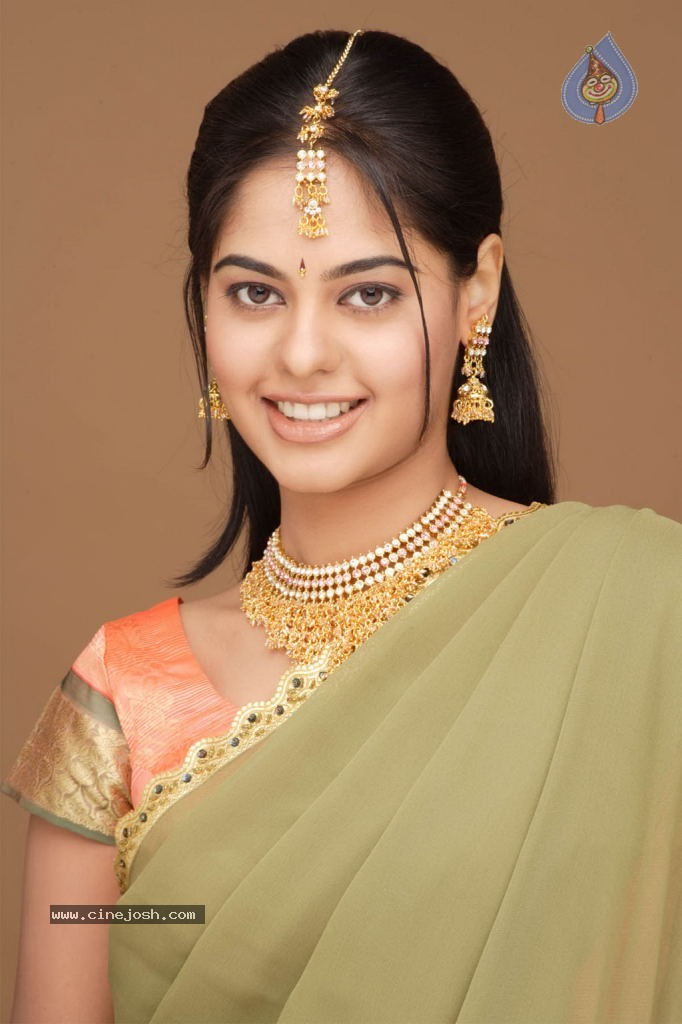 Bindu Madhavi Hot Stills - 3 / 10 photos