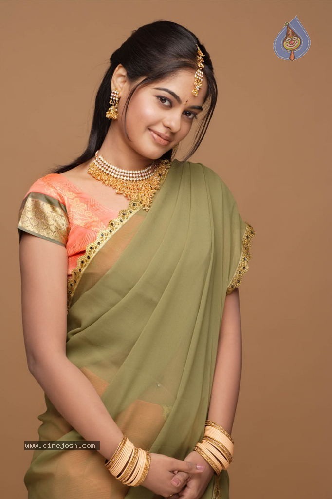 Bindu Madhavi Hot Stills - 4 / 10 photos