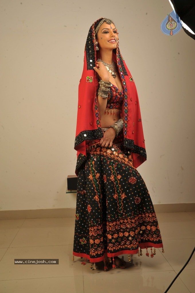 Gabriela Bertante New Hot Photos - 3 / 43 photos