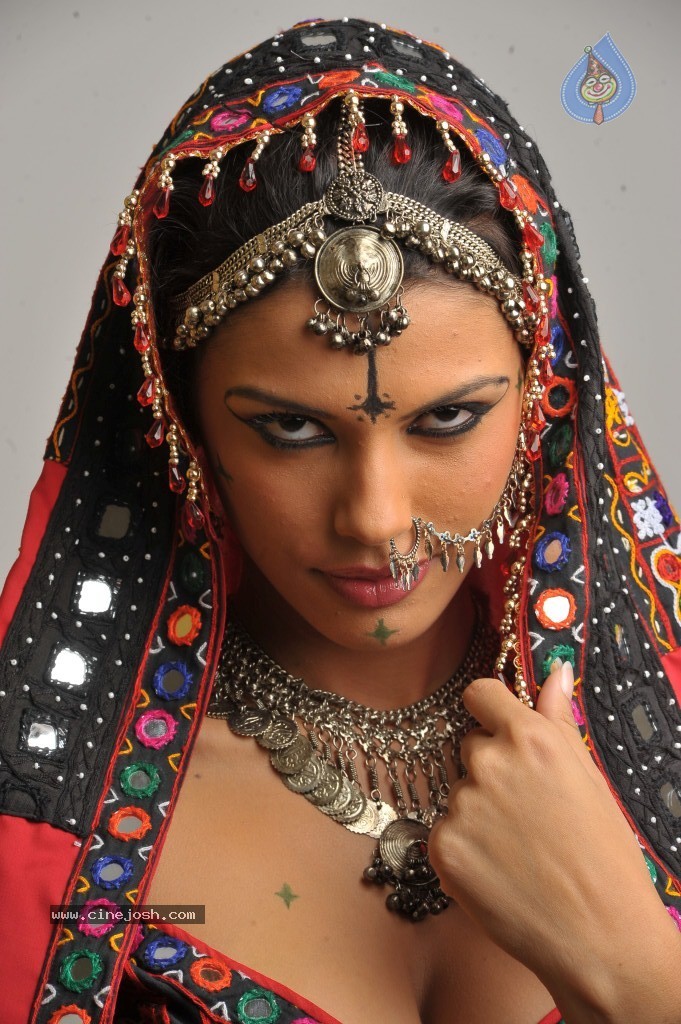 Gabriela Bertante New Hot Photos - 5 / 43 photos