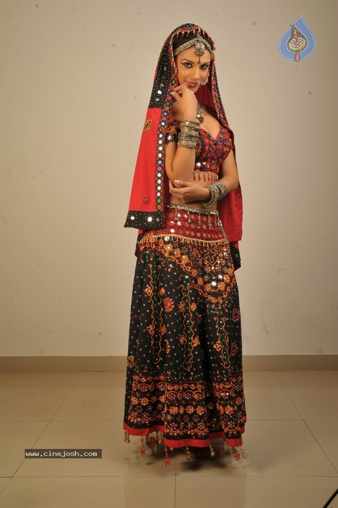 Gabriela Bertante New Hot Photos - 8 / 43 photos