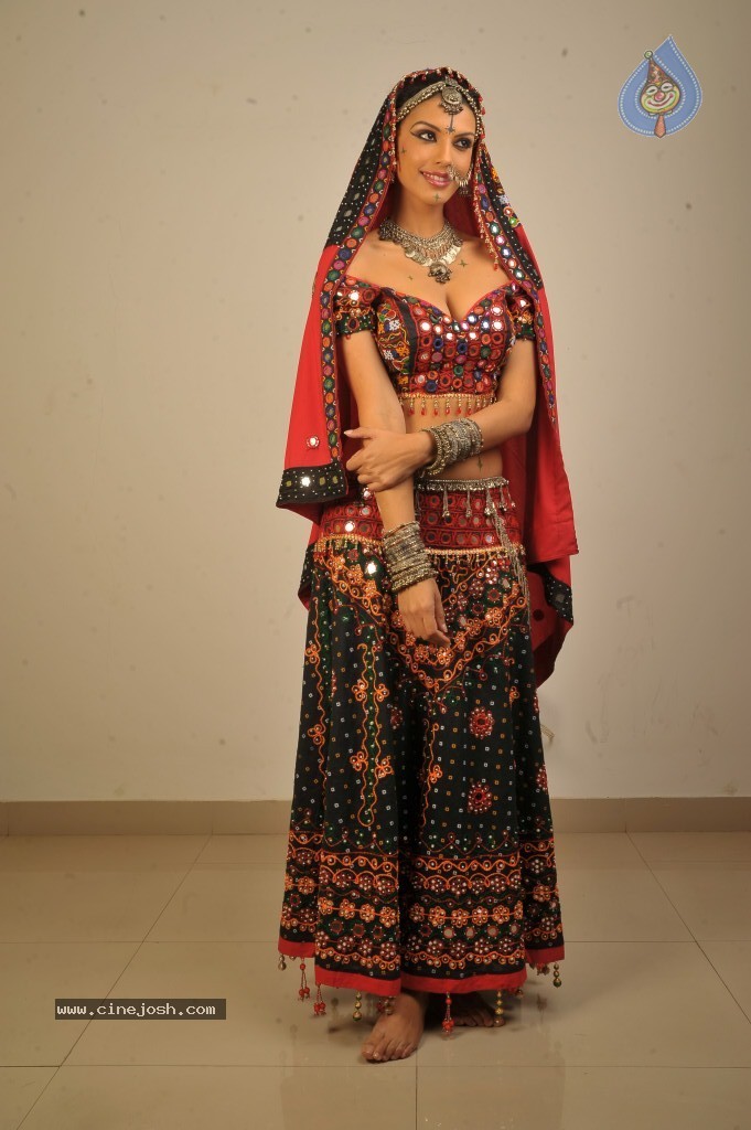 Gabriela Bertante New Hot Photos - 10 / 43 photos