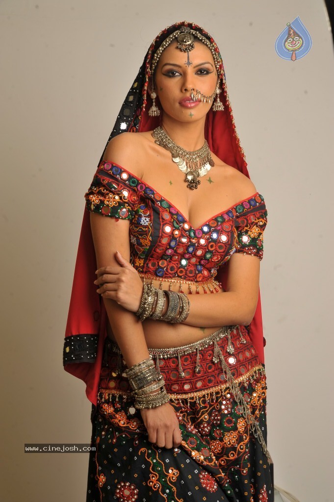 Gabriela Bertante New Hot Photos - 11 / 43 photos