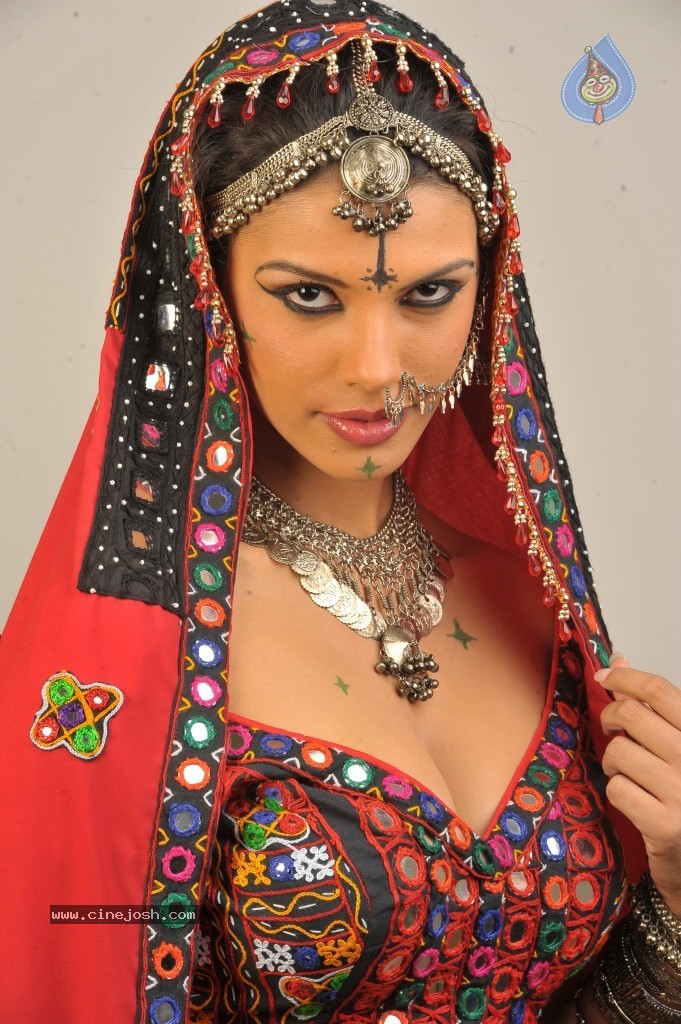 Gabriela Bertante New Hot Photos - 13 / 43 photos