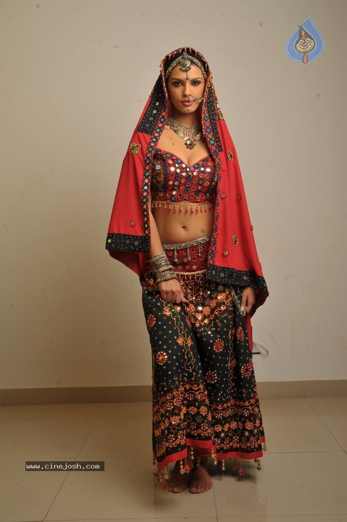 Gabriela Bertante New Hot Photos - 14 / 43 photos