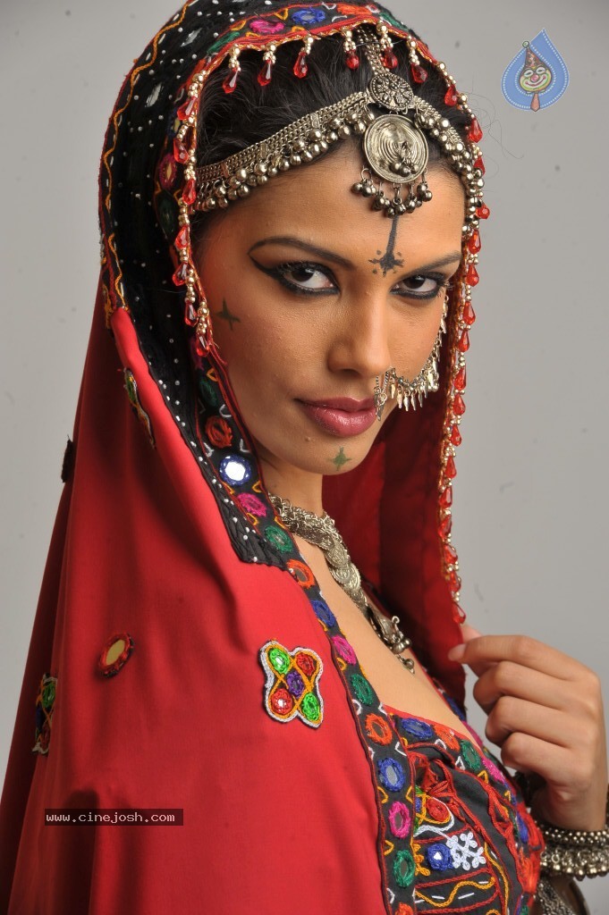 Gabriela Bertante New Hot Photos - 16 / 43 photos