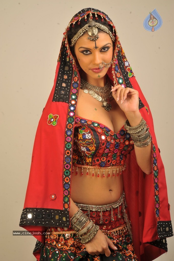 Gabriela Bertante New Hot Photos - 19 / 43 photos