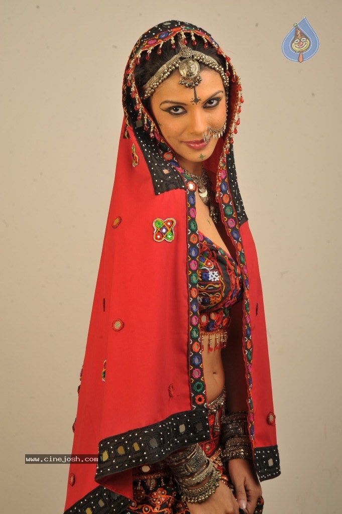 Gabriela Bertante New Hot Photos - 22 / 43 photos