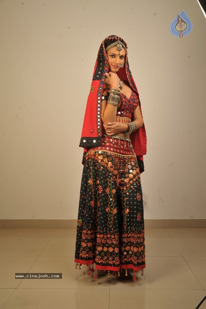 Gabriela Bertante New Hot Photos - 25 / 43 photos