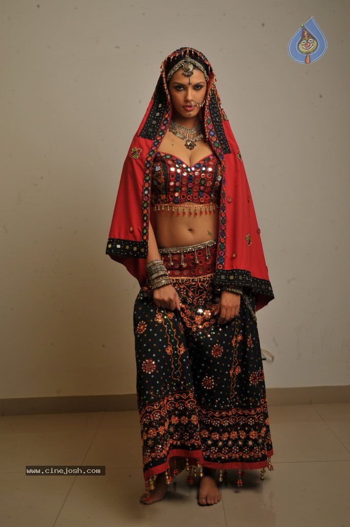 Gabriela Bertante New Hot Photos - 29 / 43 photos