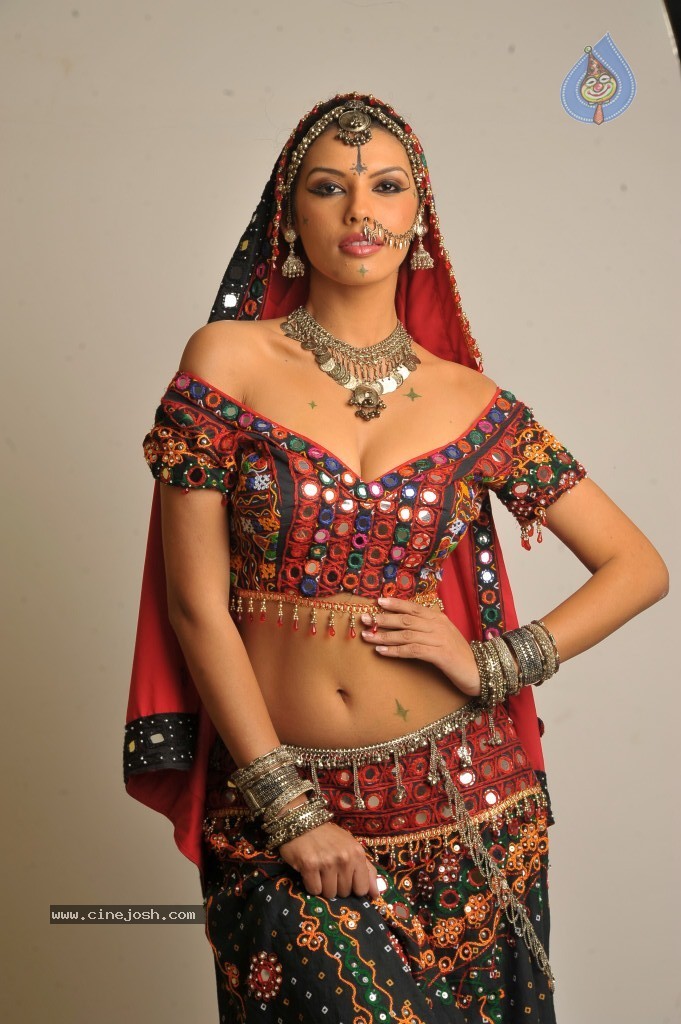 Gabriela Bertante New Hot Photos - 30 / 43 photos