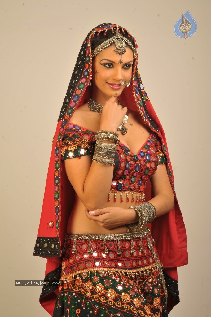 Gabriela Bertante New Hot Photos - 31 / 43 photos