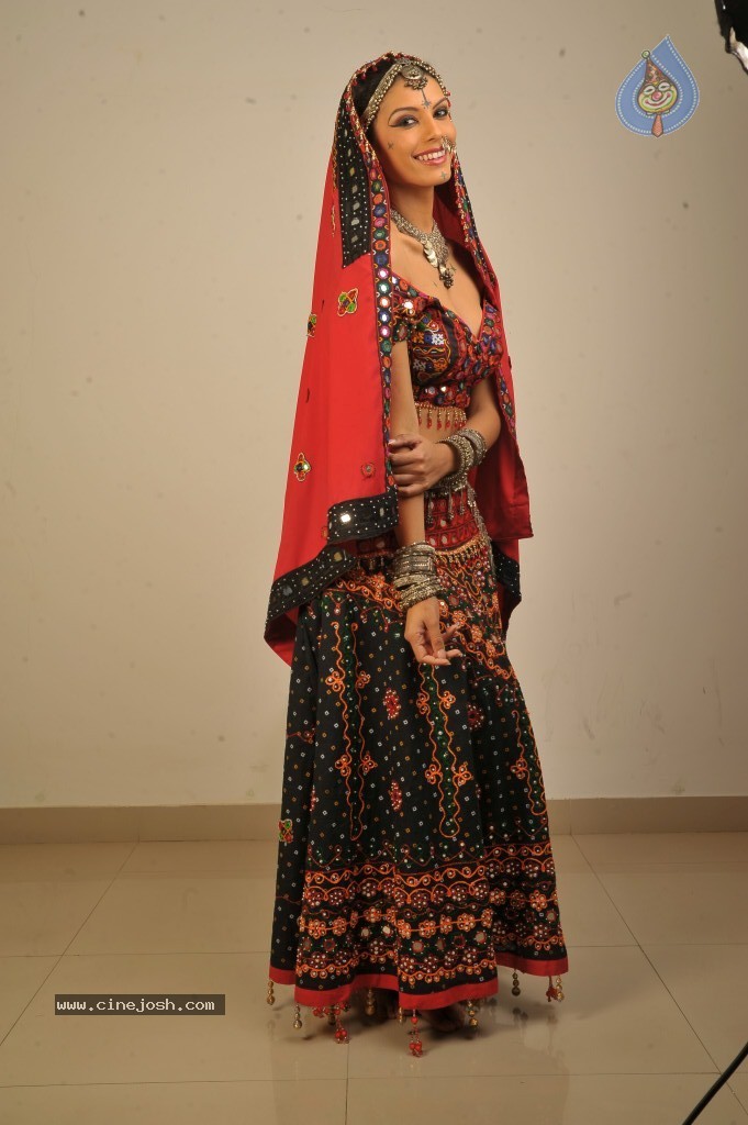 Gabriela Bertante New Hot Photos - 32 / 43 photos