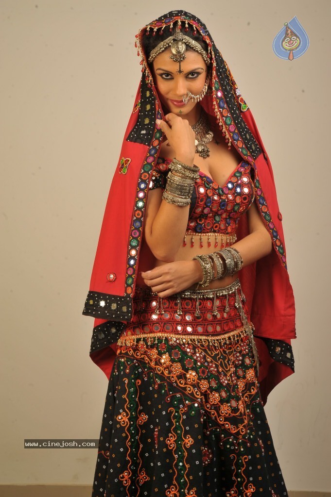 Gabriela Bertante New Hot Photos - 33 / 43 photos