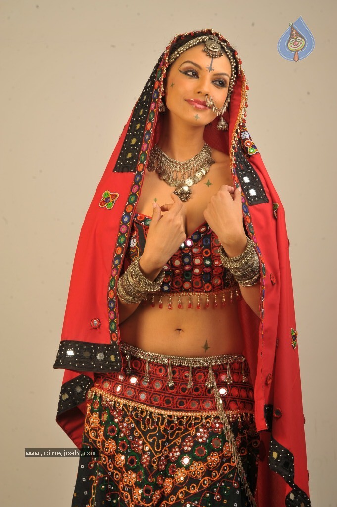 Gabriela Bertante New Hot Photos - 34 / 43 photos