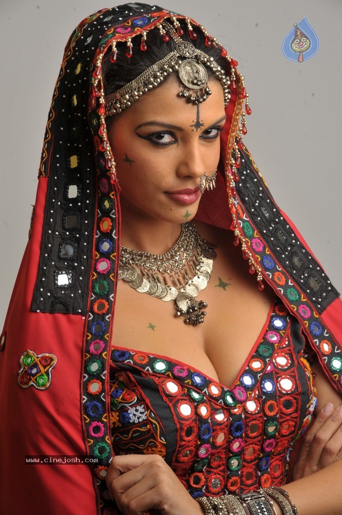 Gabriela Bertante New Hot Photos - 35 / 43 photos