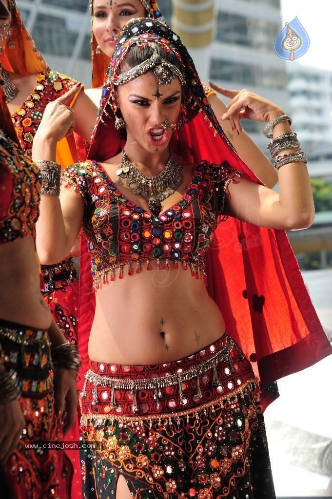 Gabriela Bertante Spicy Stills - 25 / 125 photos