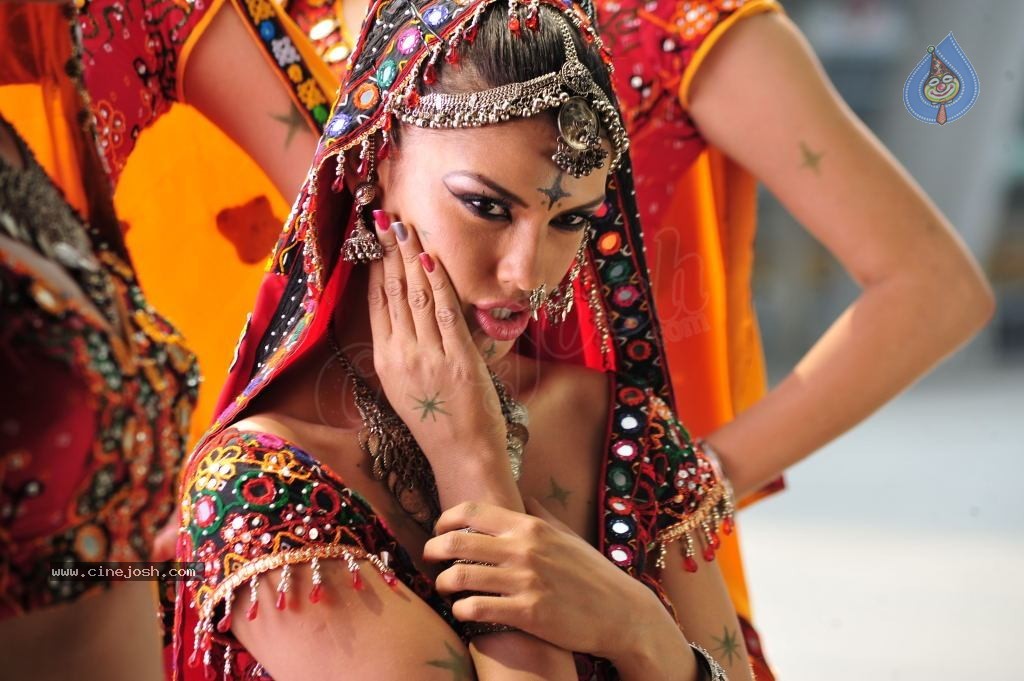 Gabriela Bertante Spicy Stills - 41 / 125 photos