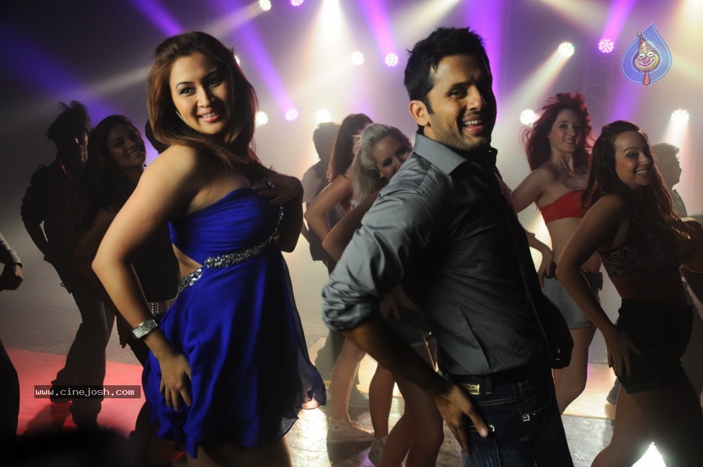 Gunde Jaari Gallanthayyinde Spicy Stills - 6 / 79 photos